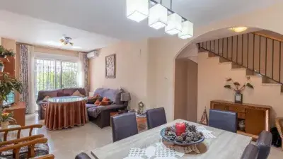 Casa adosada 5 dormitorios con piscina y placas solares cerca de Granada