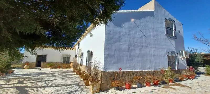 Cortijo con 5 Dormitorios y 35000m2 de Parcela en Taberno