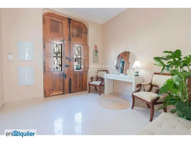 Casa en alquiler Valencia centro: 2 plantas, patio, reformada