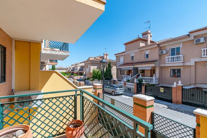 Adosado en Ogíjares 4 dormitorios 2 baños Patio privado