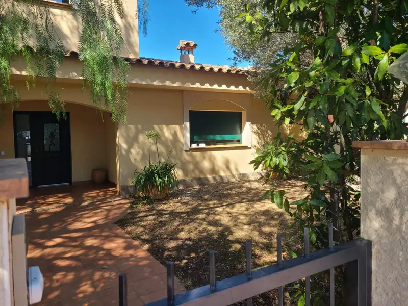 Chalet de Lujo en Golf de Peralada con 3 Suites y Piscina