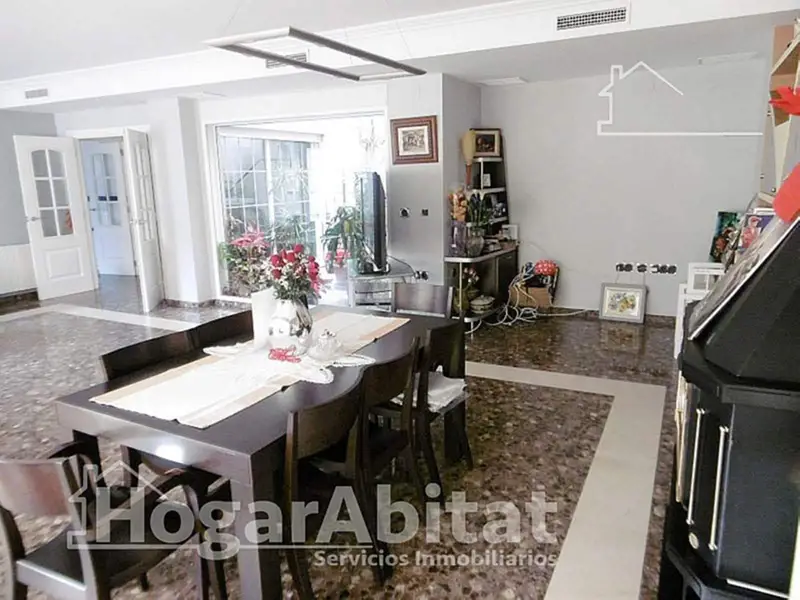 Casa en Benimamet con Piscina Privada y Ascensor