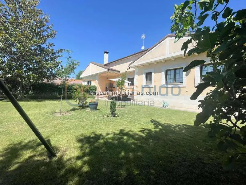 Chalet de Lujo en Nieva Segovia con Piscina y Jardin