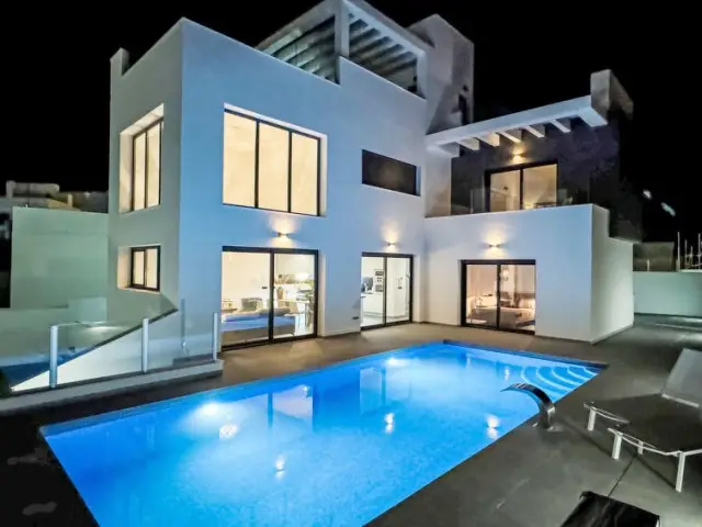 Casa-Villa de 4 Dormitorios alquiler Benidorm, España