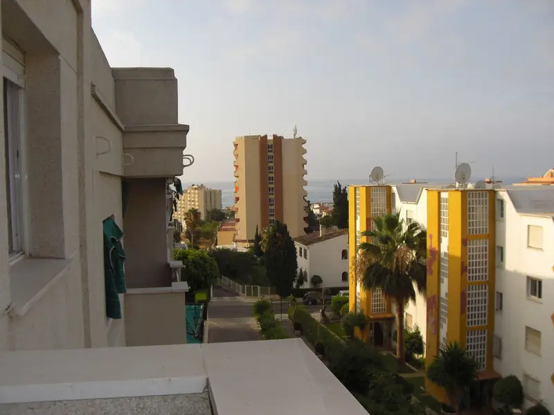 Habitacion Alquiler Torremolinos con Baño Piscina y Internet