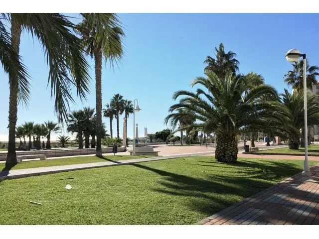 Piso en Primera Linea Playa Granada Motril con Terraza y Dos Garajes