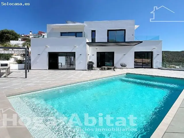 Chalet Seminuevo con Piscina Garaje y Vistas Despejadas