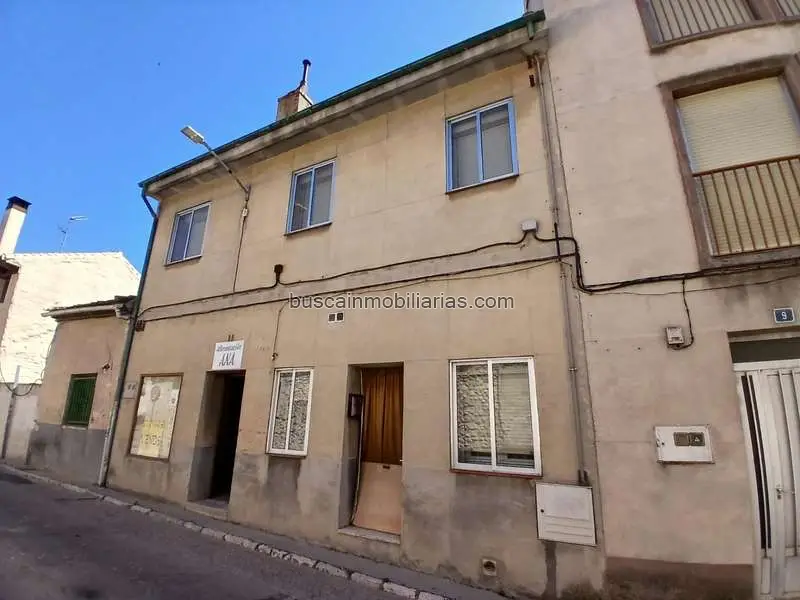 Casa en Venta Cuellar con Local Comercial y 4 Dormitorios