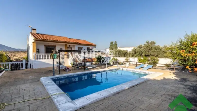Casa Independiente en Atarfe con Piscina y Gran Parcela