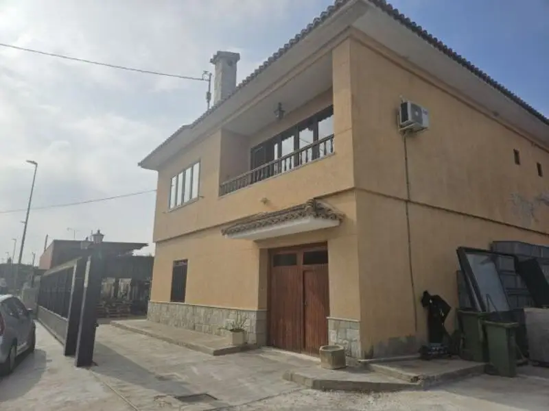 Casa de Campo con 7 Dormitorios y 4 Almacenes en Almoradi