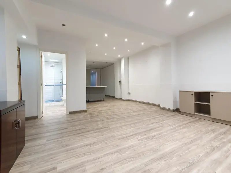 Venta Local Comercial Reformado El Carmel Barcelona
