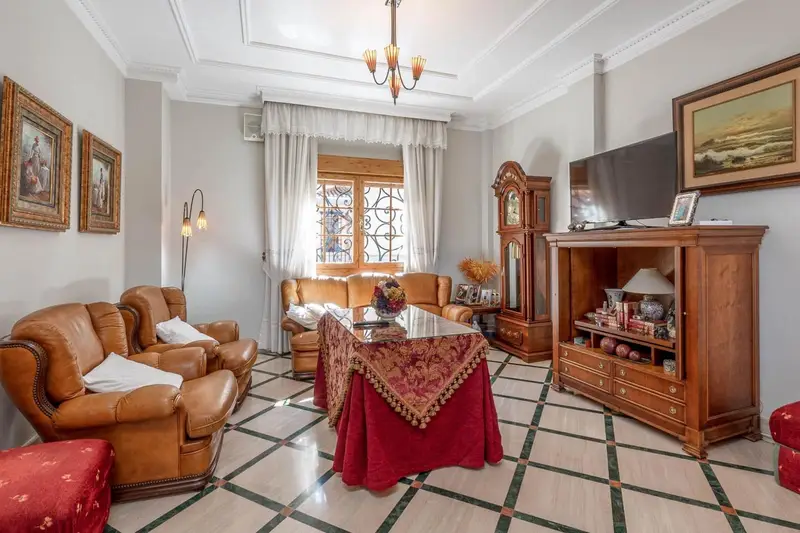 Casa en venta en Granada ciudad Gran vivienda familiar con piscina y amplias terrazas