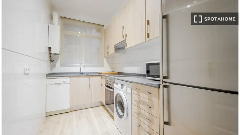 Se alquila habitación en piso de 4 dormitorios en Madrid