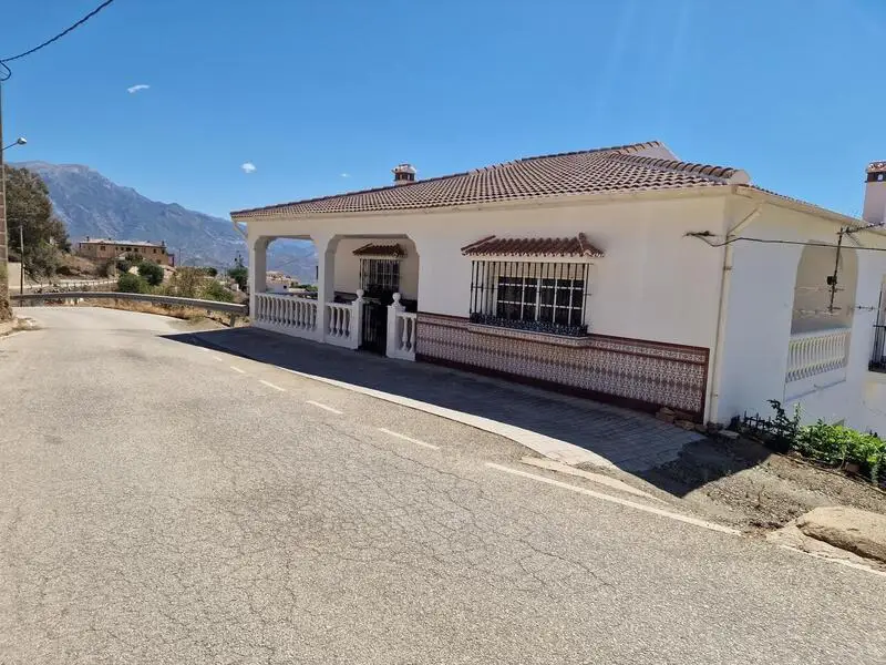 Casa rural con unidad comercial en Los Romanes