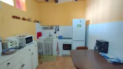 Casa en Venta en Azaila: Amplia y con Encanto