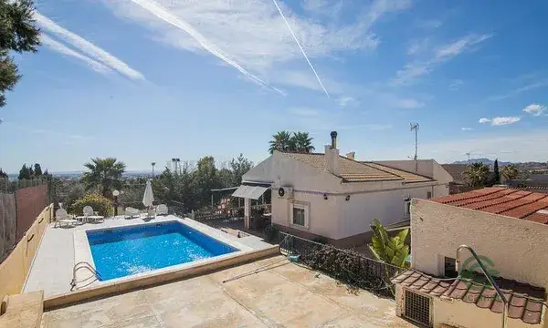 Chalet en Elche con Piscina y Jardin 3 Habitaciones