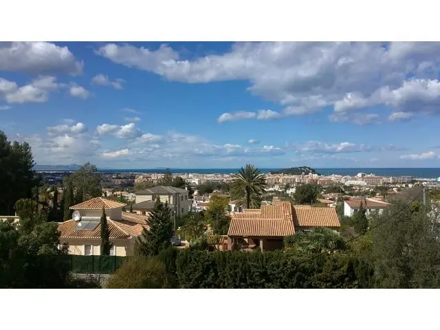 Chalet en Venta en Denia con Vistas al Mar y Piscina Privada