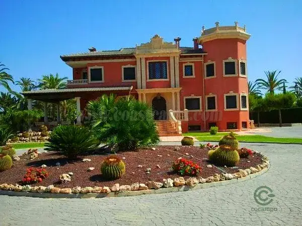 Chalet de Lujo con Piscina y Amplia Parcela cerca de la Playa
