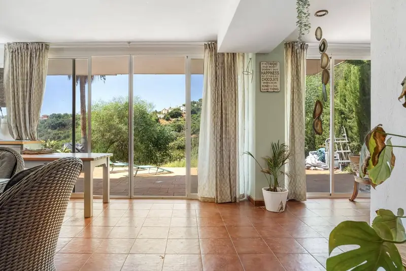 Chalet en venta en Altos de Estepona con 3 dormitorios y barbacoa
