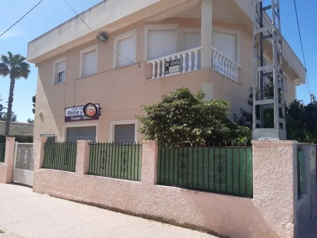 Casa en venta en Monóvar con terraza y amplio sótano