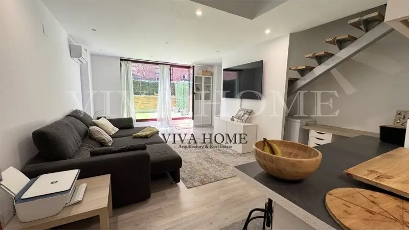 Loft Dúplex Reformado en Urbanización Cerrada con Jardín y Garaje