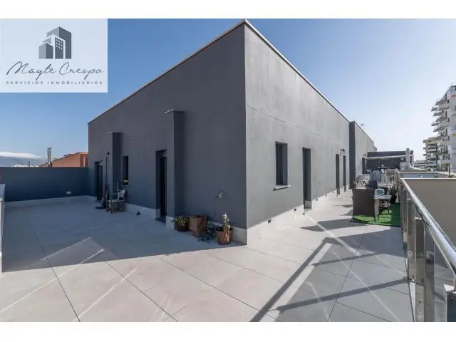 Atico Exclusivo en Barrio Periodistas con Terraza y Vistas a Sierra Nevada