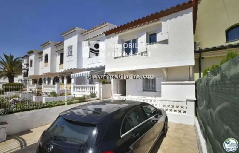 Villa en Venta en Roses 3 habitaciones 2 ba
																																																				ños Garaje Piscina