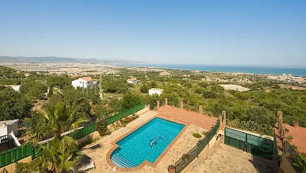 Villa de Lujo en Churriana Malaga: Vistas Impresionantes y Piscina Climatizada