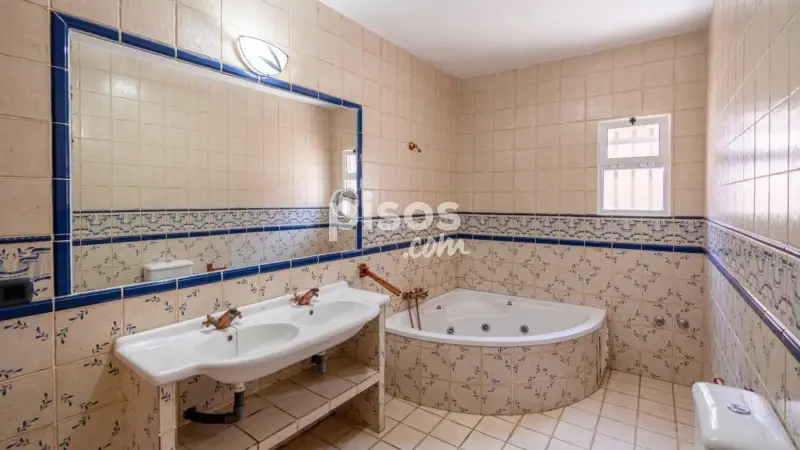 Casa en venta en Aljaraque pueblo: 4 dormitorios, jardín y piscina