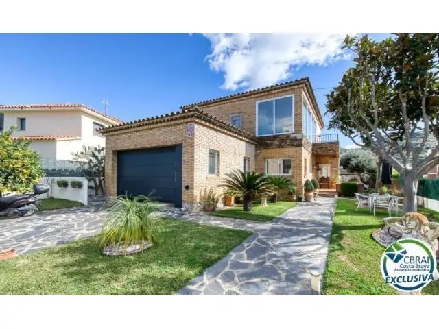 Casa en Mas Oliva con Piscina Jardin y Garaje Ideal Familias
