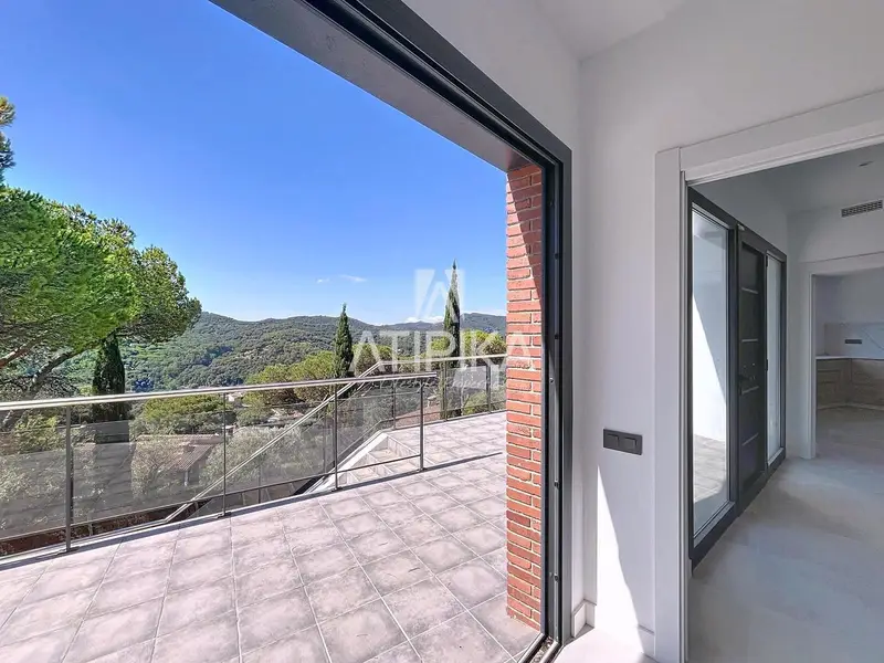 Chalet en Vallromanes con Piscina y Vistas a la Montaña