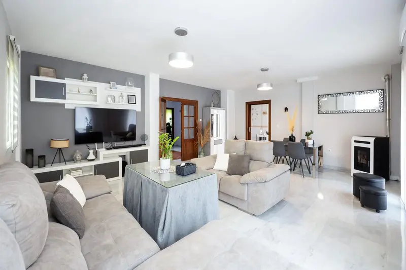 Chalet de Lujo en Altos de La Zubia Gran oportunidad