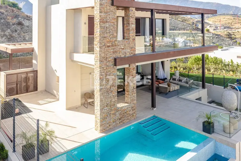 Villas de Lujo en Benahavis con Piscina Privada y Sauna