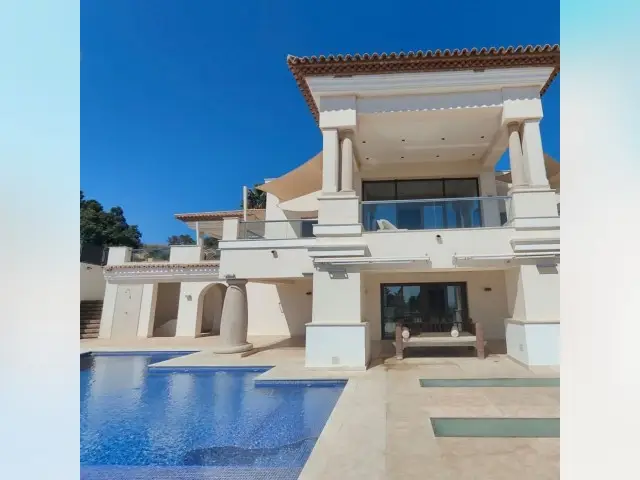 Villa de Lujo en Manilva 5 Dormitorios Piscina Jacuzzi Vistas al Mar
