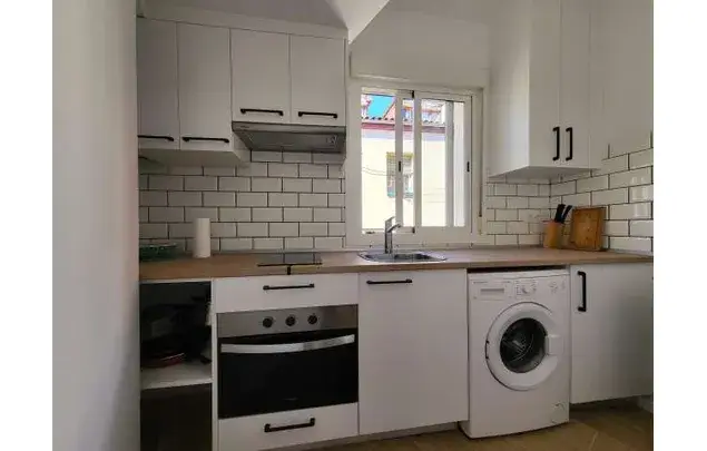 Estudio amueblado en Madrid con balcón