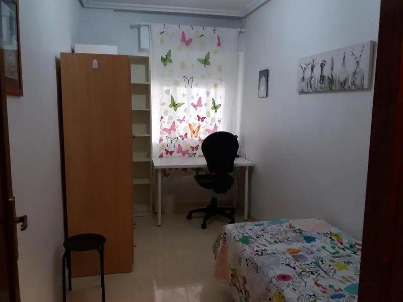 Habitaci
ón individual con balc
ón en piso compartido