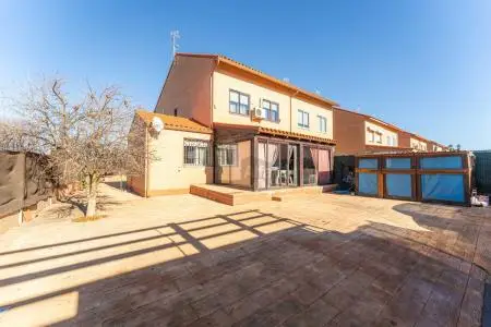 Chalet Pareado en Cubas de la Sagra 4 Dormitorios 2 Baños