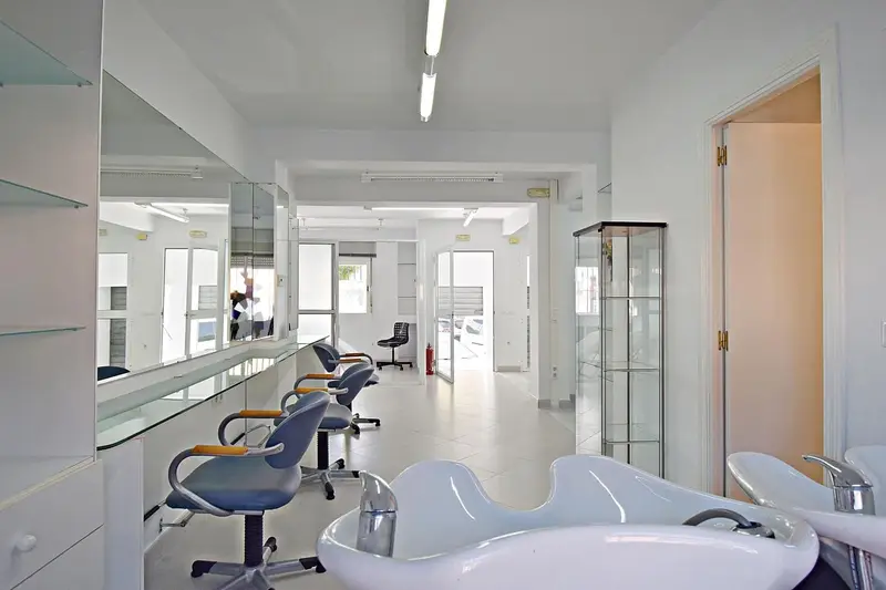 Peluqueria u Piso en Jerez de la Frontera: Oportunidad Comercial y Residencial
