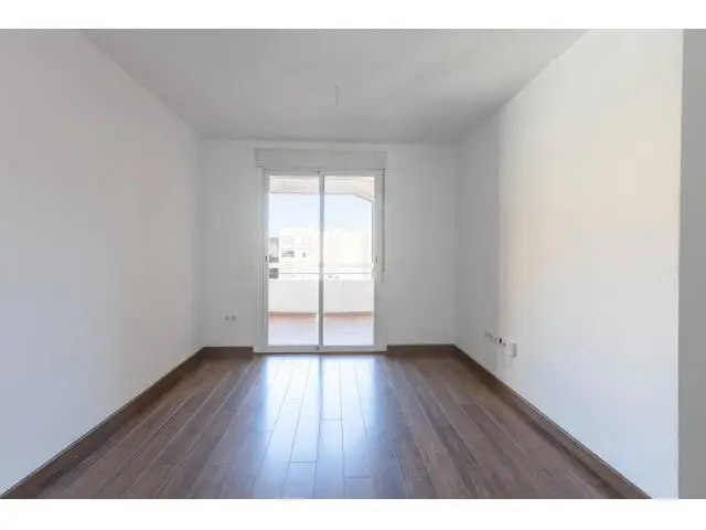 Apartamento con Terraza Garaje y Piscina en El Serrallo Granada