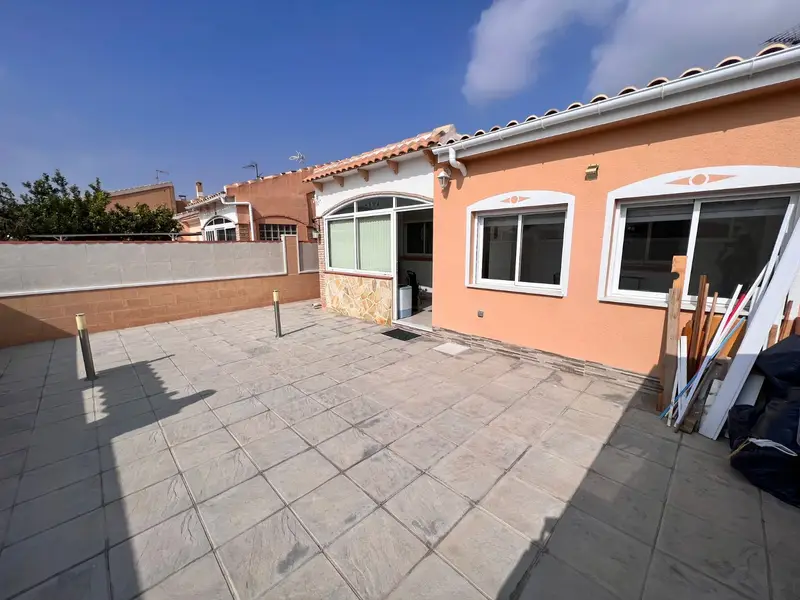 Casa Adosada en Torrevieja con Piscina Cerca de la Playa