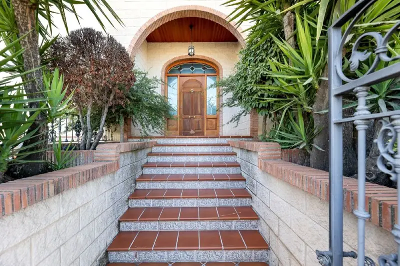 Venta Casa con Local Comercial en Centro Moraleda de Zafayona