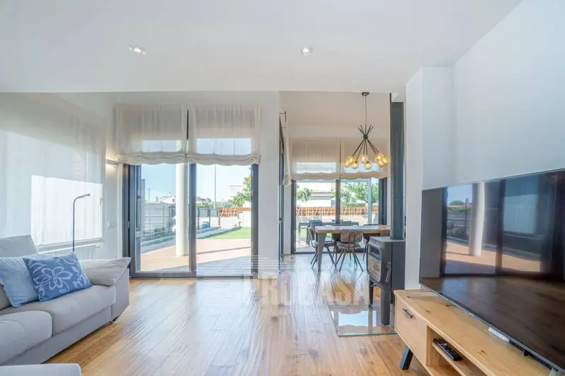 Chalet en Fortia Girona con 4 dormitorios y acabados de lujo