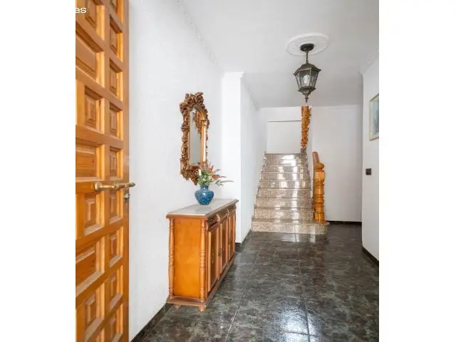 Casa Luminosa con 4 Habitaciones y Garaje en Moclin