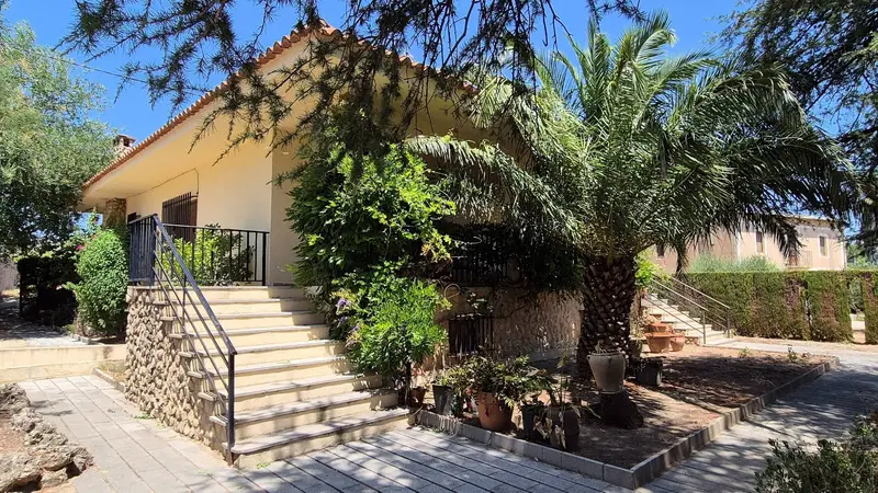 Chalet en venta Ontinyent con piscina y jardin