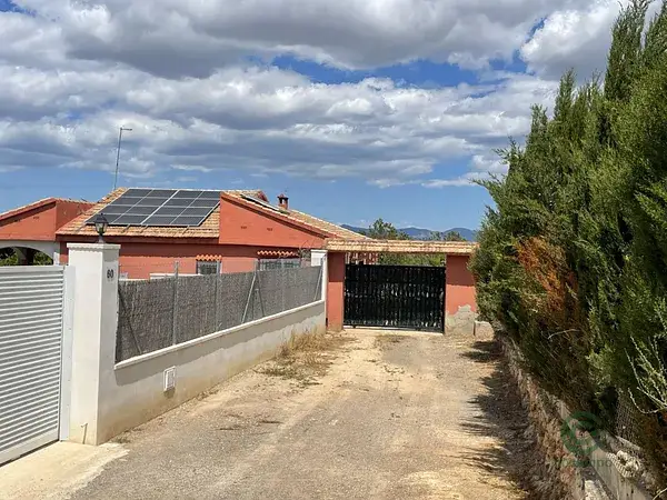 Chalet en Vilamarxant con Piscina y Placas Solares para Reformar