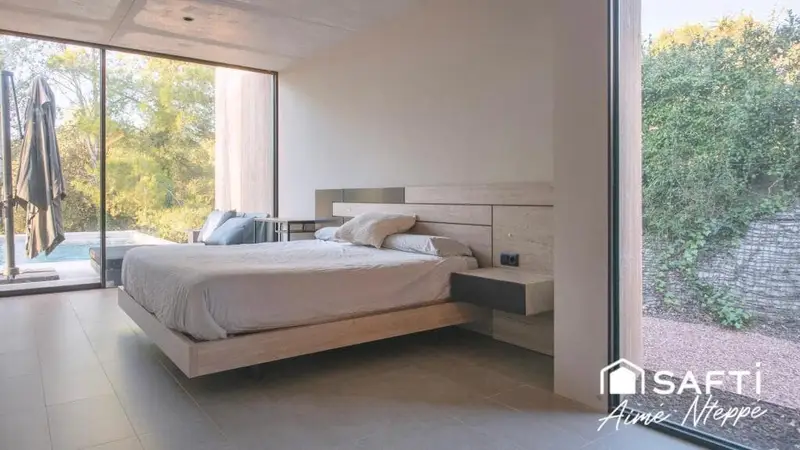 Chalet de Lujo en Girona: Vanguardista y Sostenible