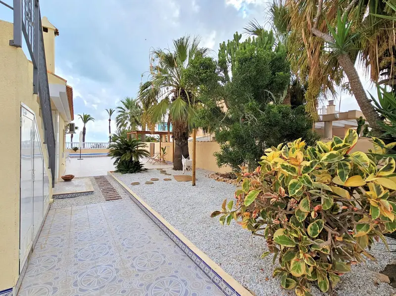 Chalet en Los Urrutias con Piscina Privada y Acceso Directo a la Playa
