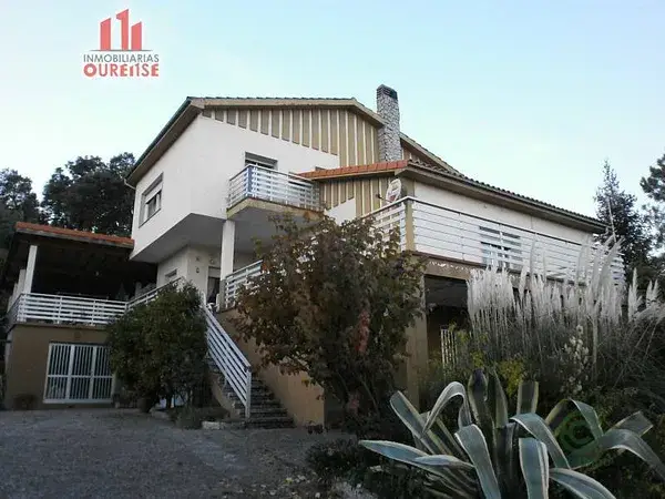 Casa Unifamiliar en Piñor con Vistas a Ourense