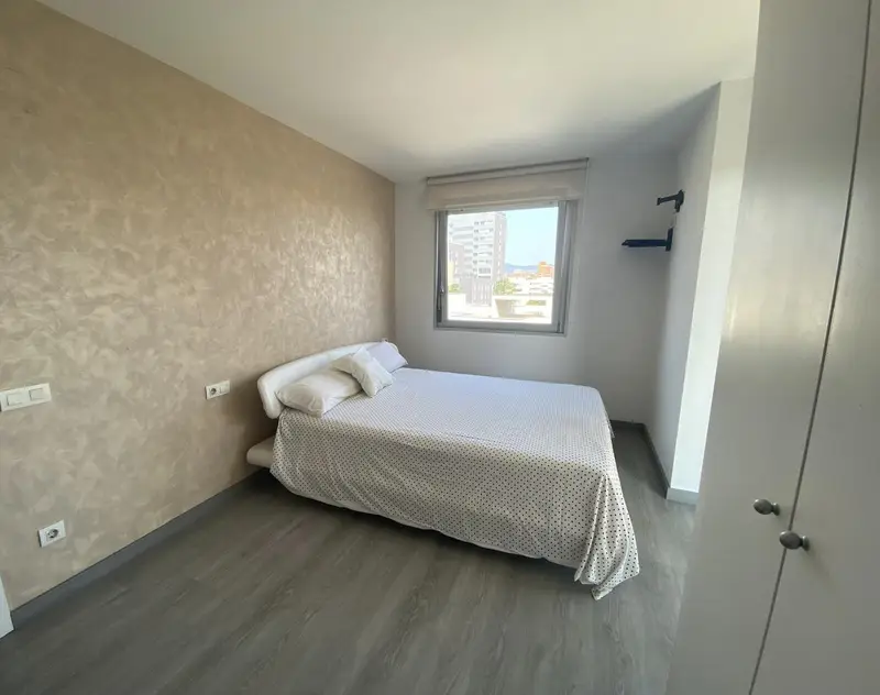Piso en Venta en Sant Adrià de Besòs: Luminoso y Amplio