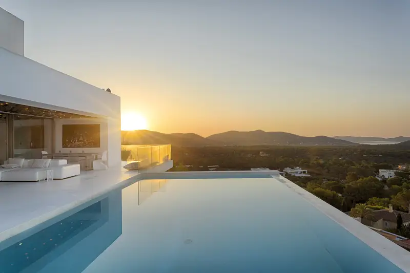 Chalet de Lujo en Ibiza con Vistas al Mar y Piscina Infinita